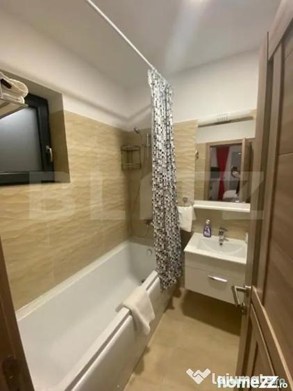 Apartament cu 3 camere semidecomandat în Calea București