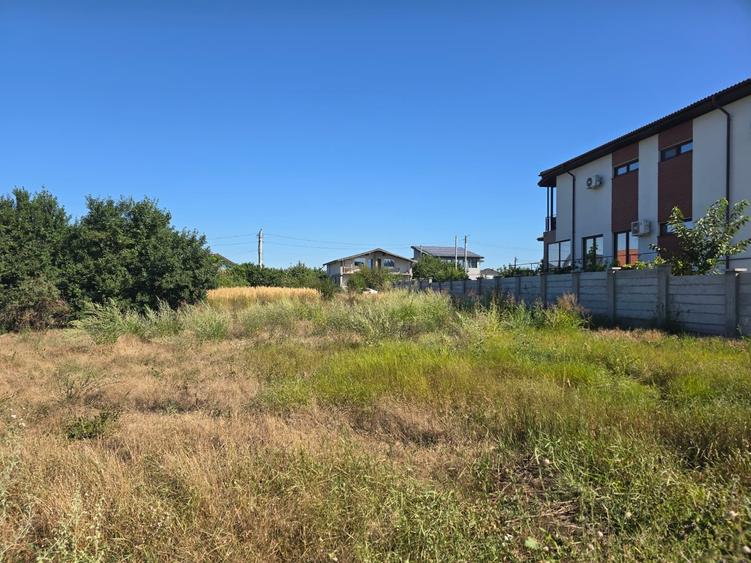 Teren Construcții intravilan de 600 mp, în Lazu