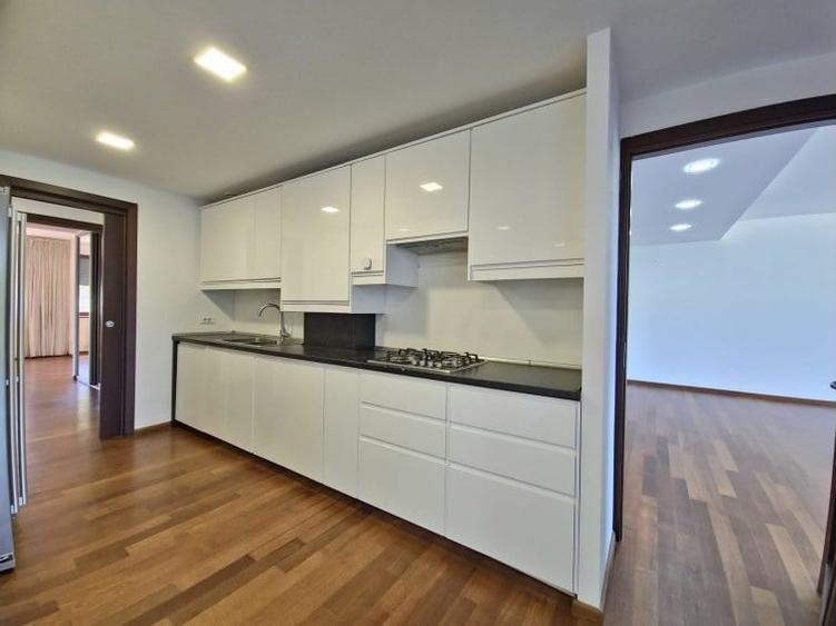 Apartament cu 5 camere în Aviatorilor
