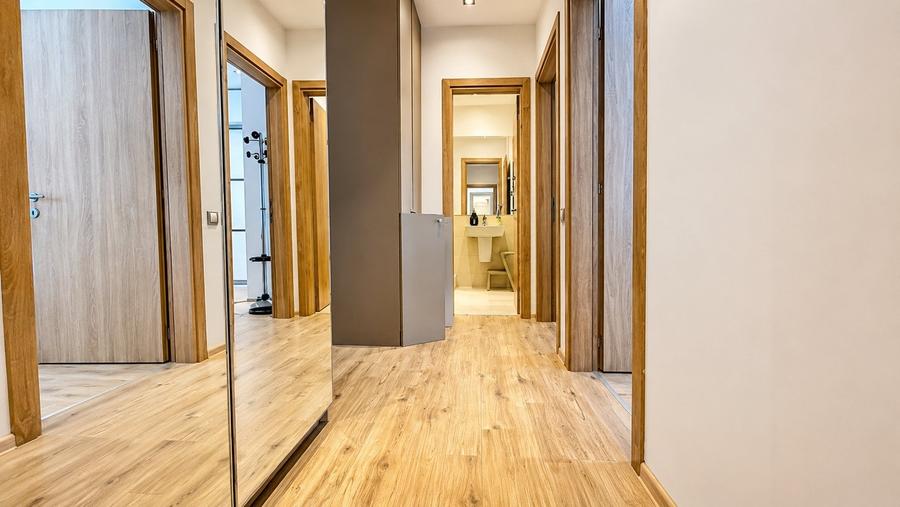 Apartament cu 4 camere semidecomandat, mobilat în DN 1