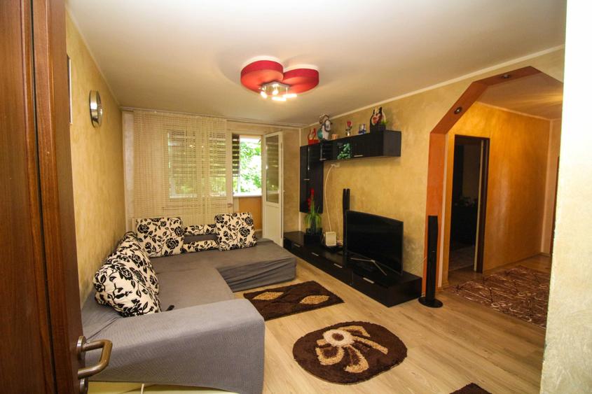 Apartament cu 3 camere decomandat în Teiș