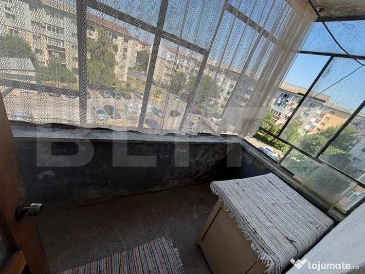 Apartament cu 3 camere decomandat în Micro 12