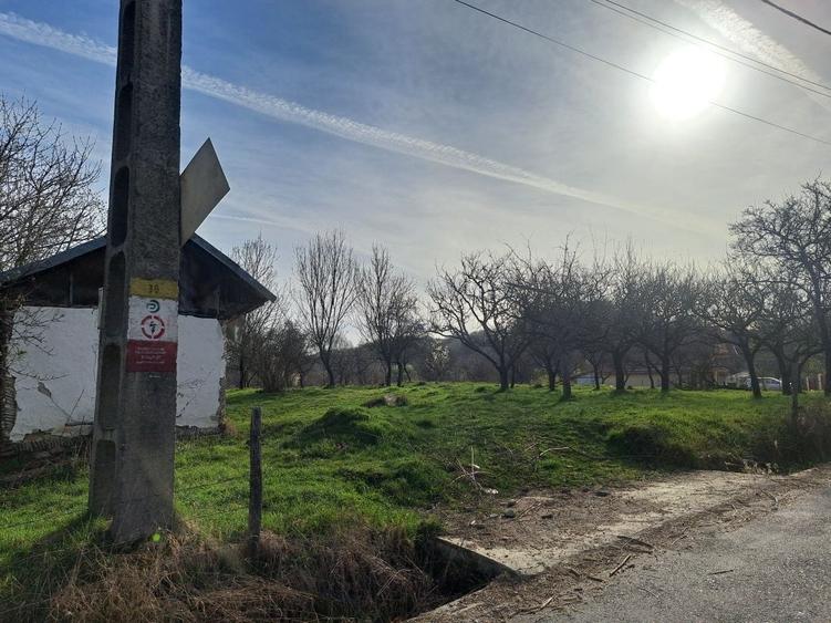 Teren de 7200 mp, în Est