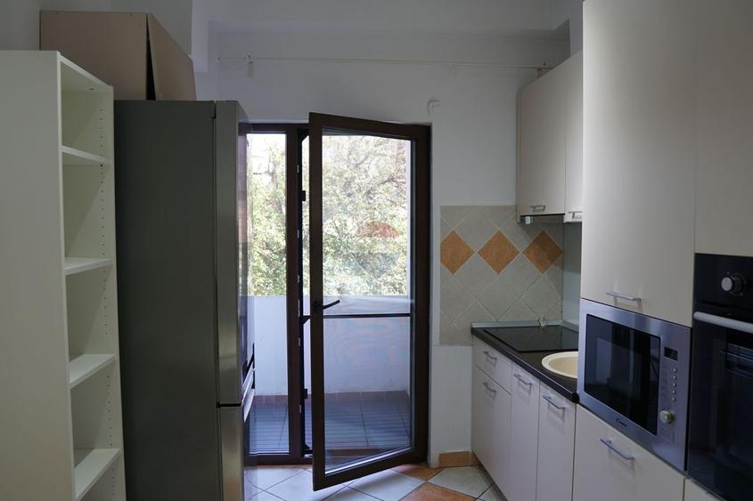 Apartament cu 3 camere decomandat, mobilat în Calea Victoriei