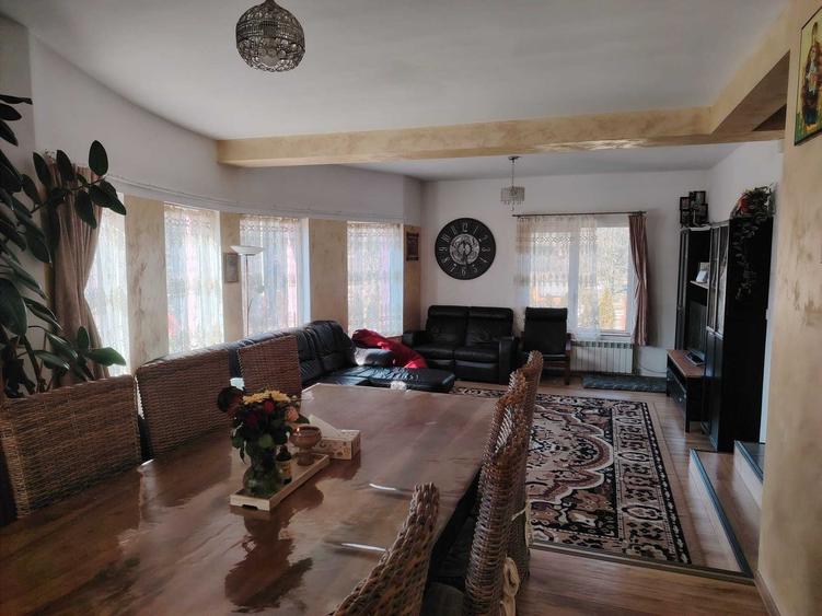 Casă cu 4 camere cu Teren 3125 Mp în Central