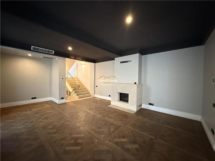 Casă cu 9 camere cu Teren 200 Mp în Central