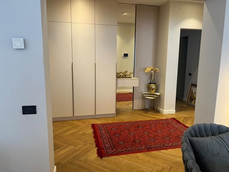 Apartament cu 4 camere decomandat în Herăstrău