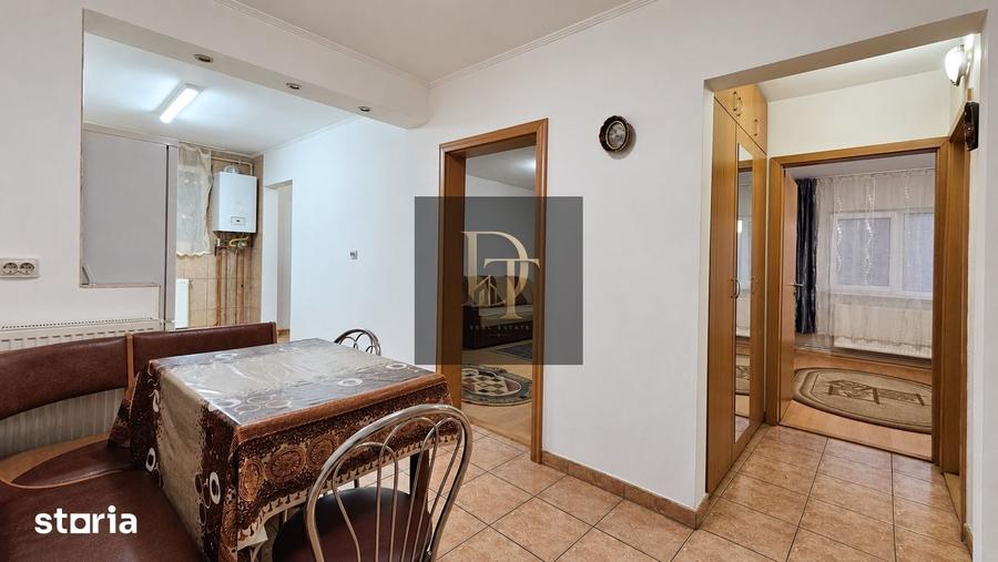 Apartament cu 3 camere decomandat în Tractorul