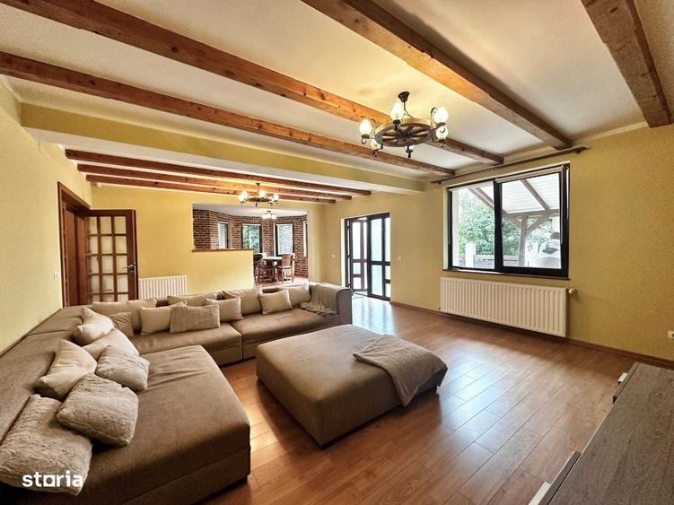Casă cu 4 camere decomandat în Stupini