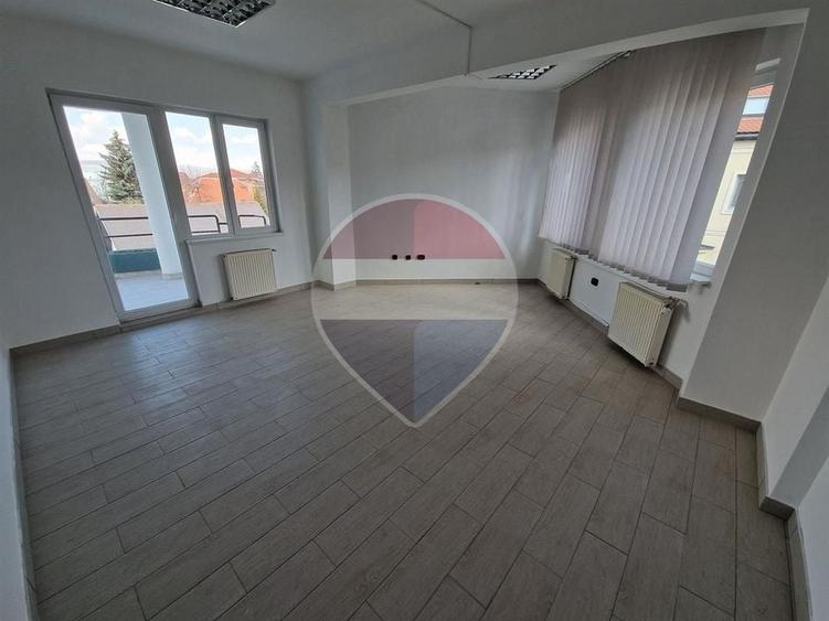 Casă individuală cu 13 camere cu Teren 700 Mp în Zorilor