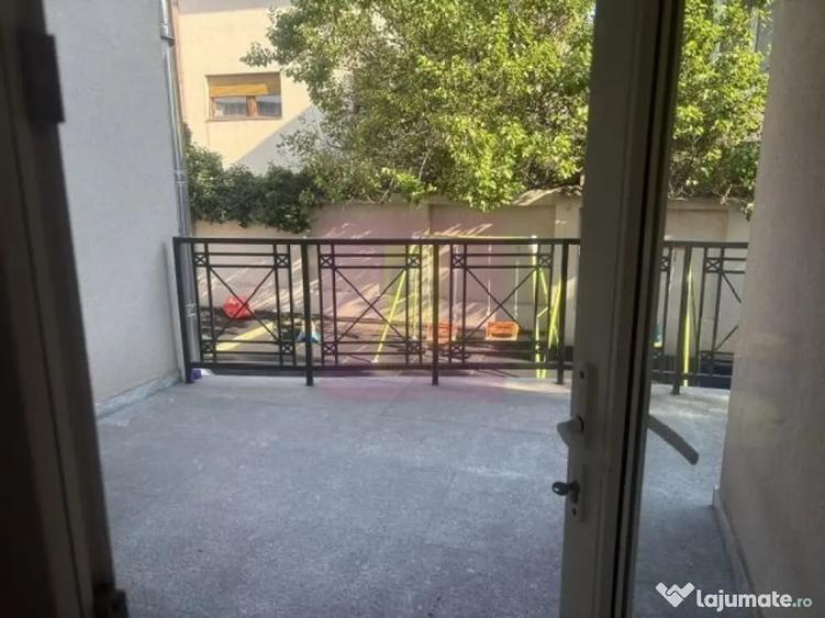 Casă cu 10 camere cu Teren 446 Mp în Drumul Sării