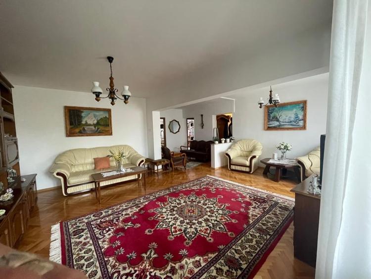 Apartament cu 4 camere decomandat, mobilat în Traian