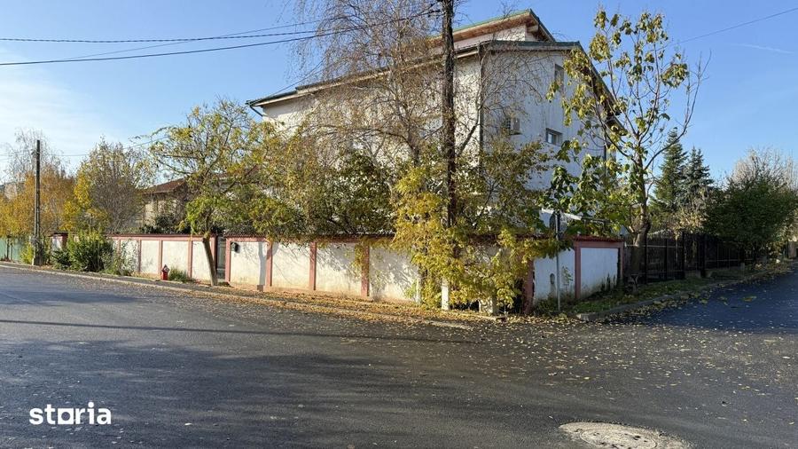 Casă cu 10 camere cu Teren 1569 Mp în Central