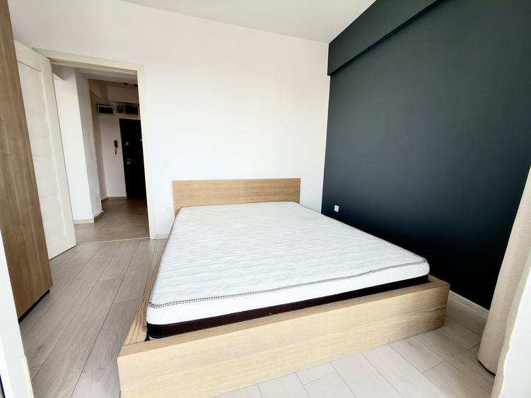 Apartament cu 3 camere semidecomandat, mobilat în P-ța Romană