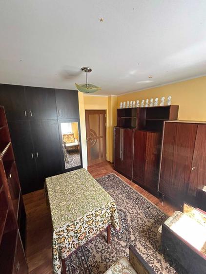 Apartament cu 4 camere decomandat în Teiu
