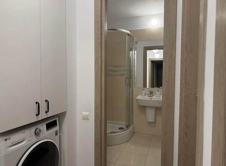 Apartament cu 4 camere semidecomandat în Băneasa
