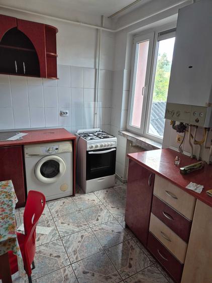 Apartament cu 3 camere semidecomandat în Dărmănești