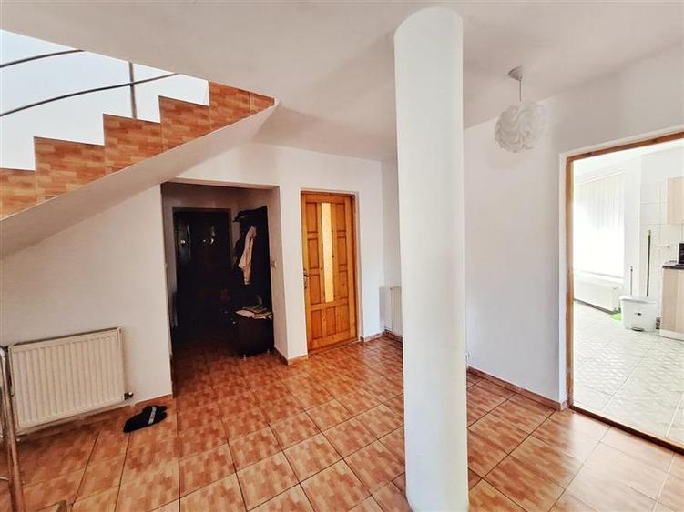 Casă cu 5 camere cu Garaj în CFR