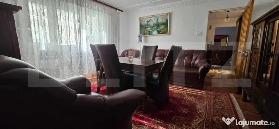 Apartament cu 3 camere semidecomandat, mobilat în Micro 4