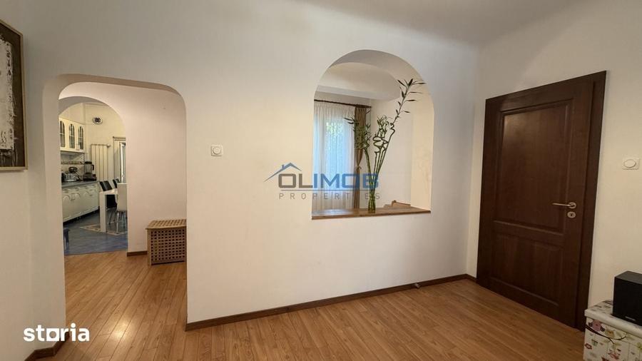 Casă cu 5 camere cu Teren 499 Mp în Domenii