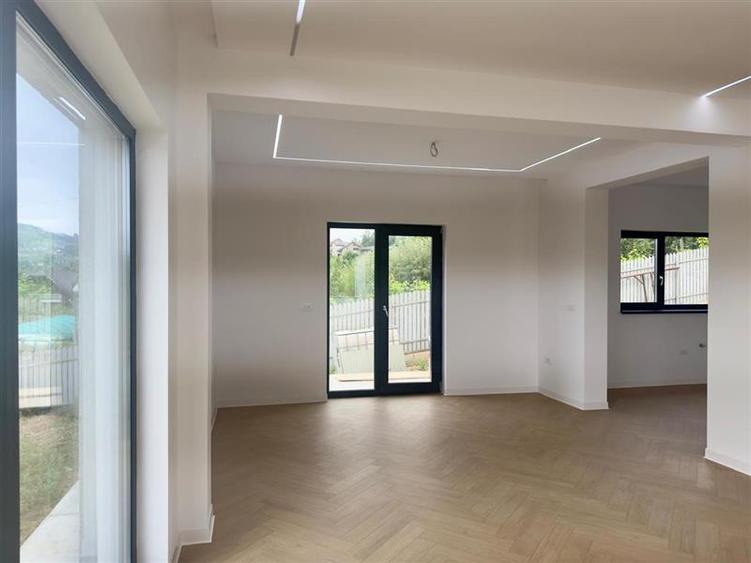 Casă cu 4 camere cu Teren 430 Mp în Bucium