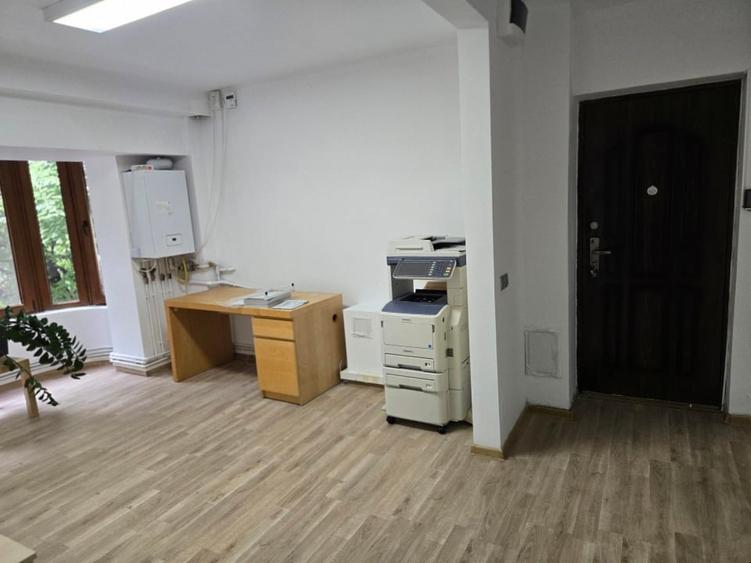 Apartament cu 3 camere semidecomandat, mobilat în Ultracentral