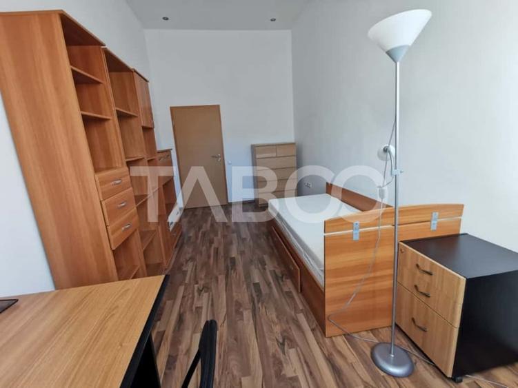 Apartament cu 3 camere semidecomandat, mobilat în Central