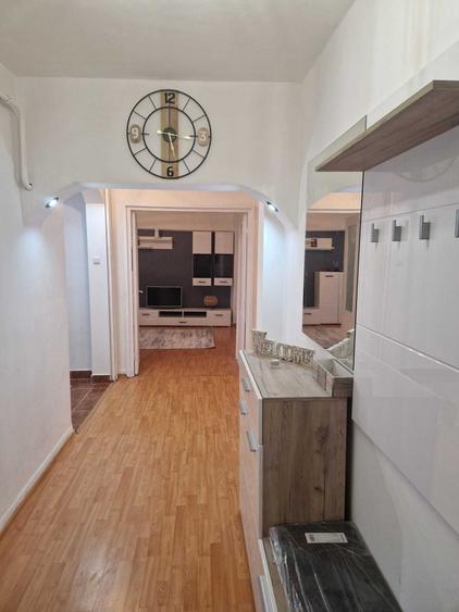 Apartament cu 4 camere decomandat în Rovine