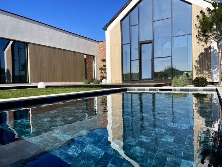 Casă individuală cu 4 camere cu Piscina în Central