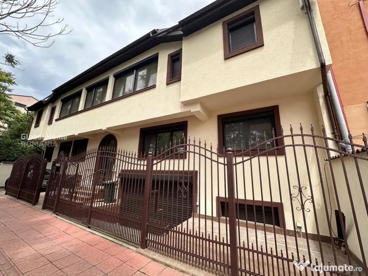 Casă cu 10 camere cu Teren 246 Mp în Eminescu