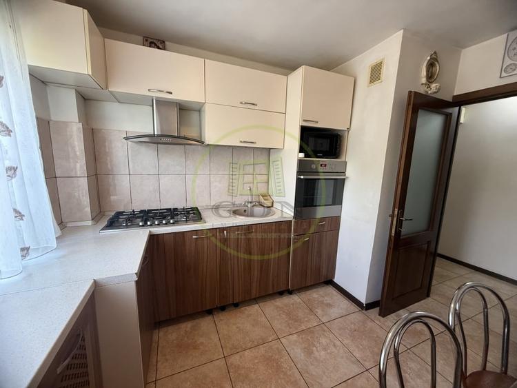Apartament cu 3 camere semidecomandat, mobilat în Rovine