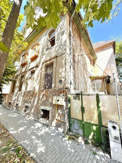 Casă individuală cu 10 camere cu Canalizare în Ultracentral