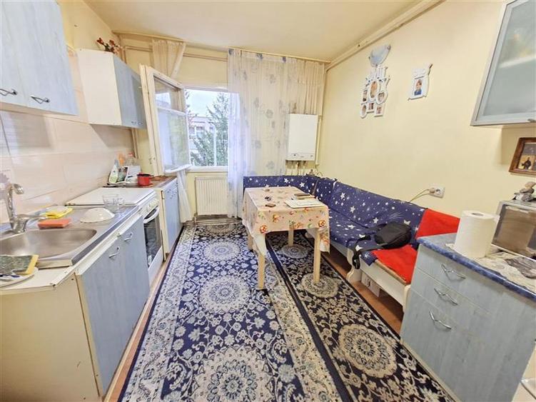 Apartament cu 4 camere decomandat în Narcisa