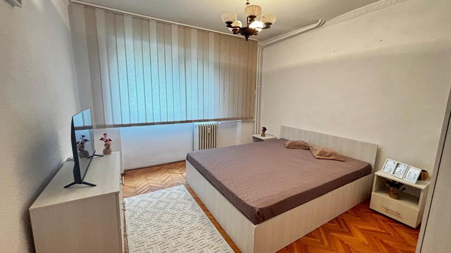 Apartament cu 3 camere decomandat, mobilat în B-dul București