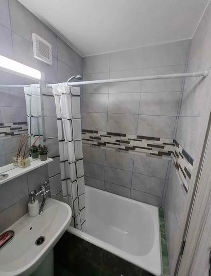 Apartament cu 3 camere semidecomandat în Tomis Nord