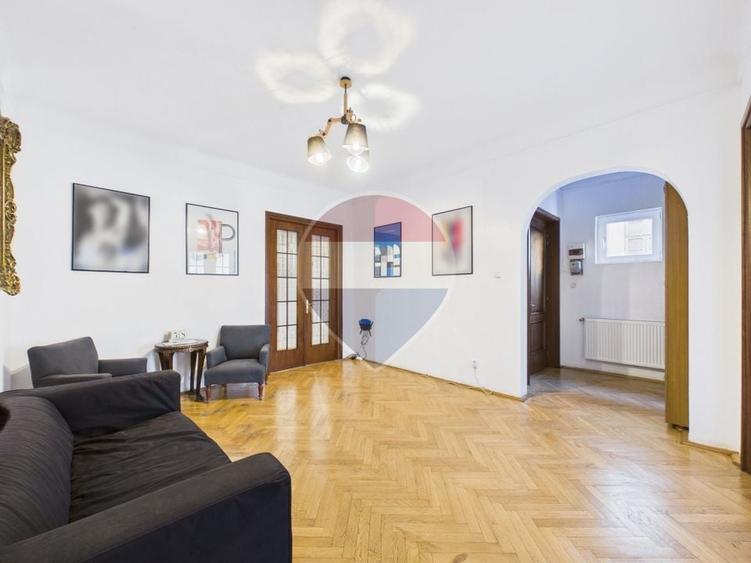 Apartament cu 5 camere semidecomandat, mobilat în Moșilor