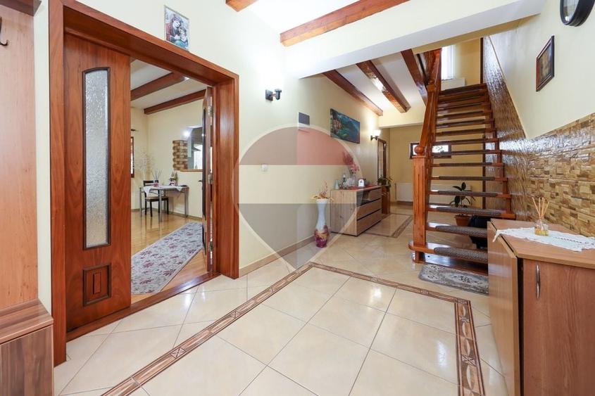 Casă individuală cu 4 camere cu Teren 2389 Mp în Sânpetru