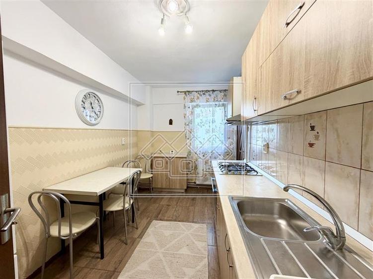 Apartament cu 4 camere decomandat în Central