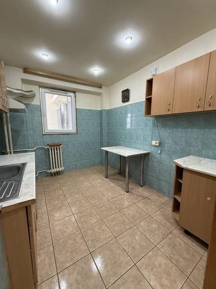 Apartament cu 4 camere semidecomandat, mobilat în Colentina