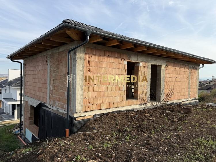 Casă individuală cu 4 camere cu Canalizare în Cetate