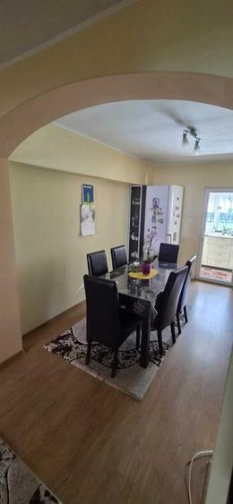 Apartament cu 3 camere decomandat în Prundu