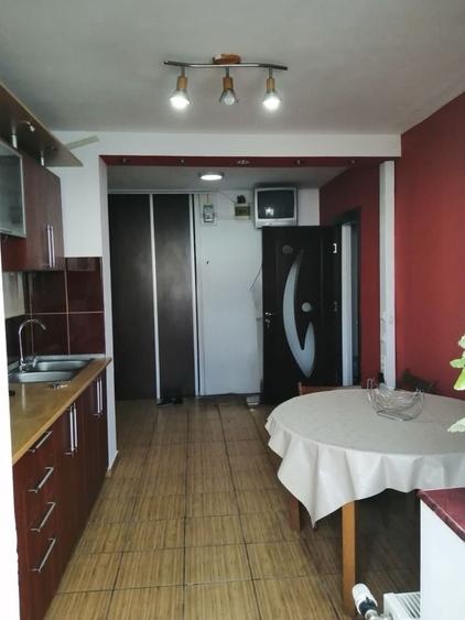 Apartament cu 3 camere decomandat în Berceni