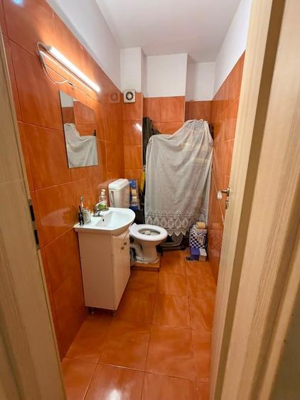 Apartament cu 4 camere semidecomandat în Est