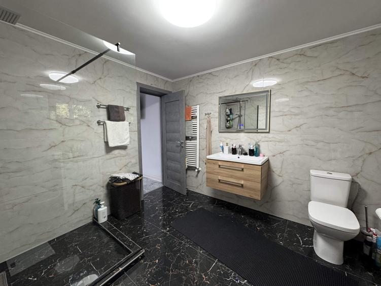 Casă cu 7 camere cu Garaj în Central