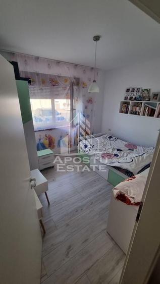 Apartament cu 3 camere semidecomandat, mobilat în Dumbrăvița