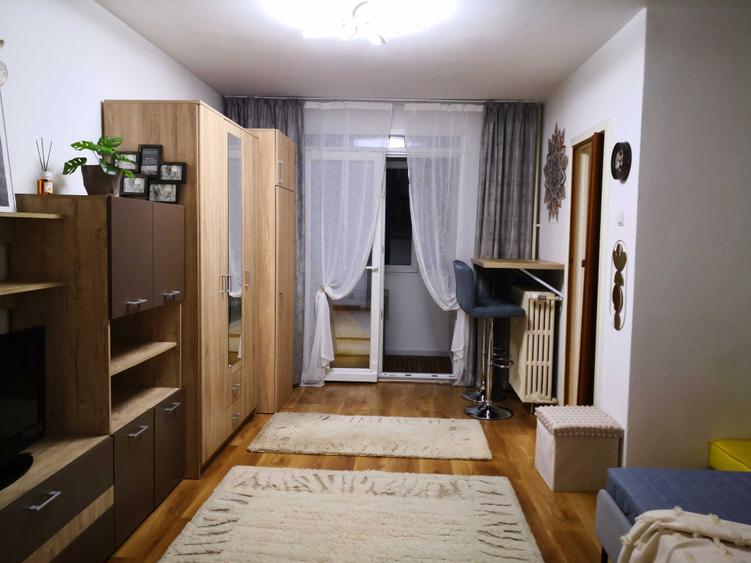 Garsonieră decomandată în Titan