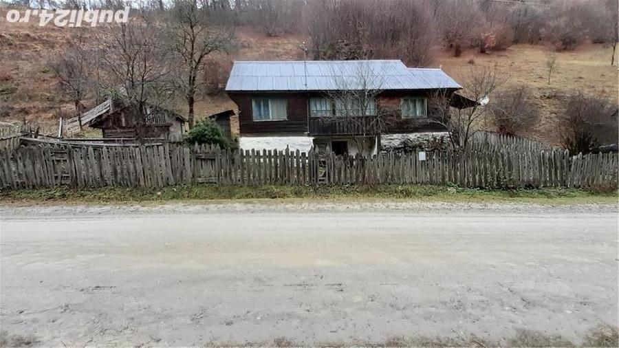 Casă cu 3 camere cu Teren 4900 Mp în Central
