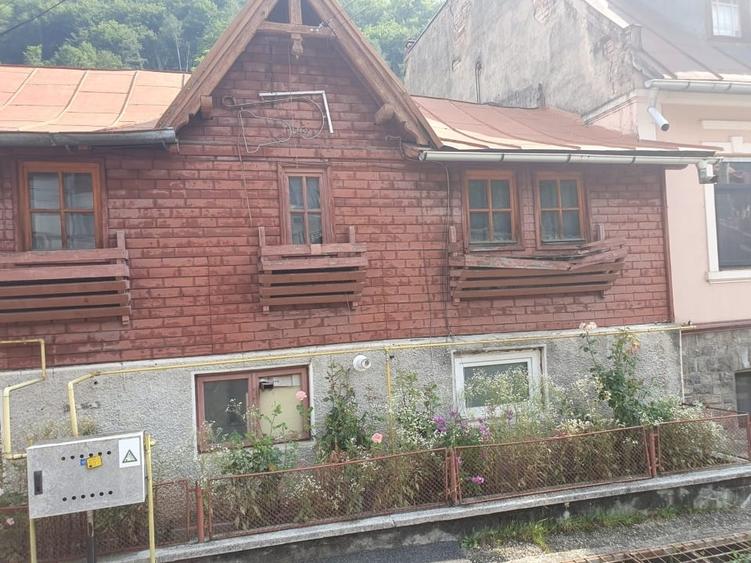 Casă individuală cu 5 camere cu Canalizare în Central