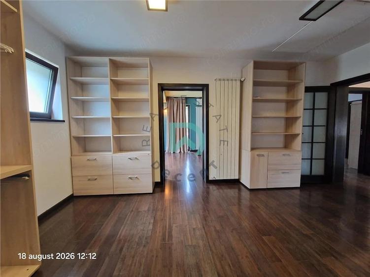 Casă cu 7 camere cu Teren 1000 Mp în Central