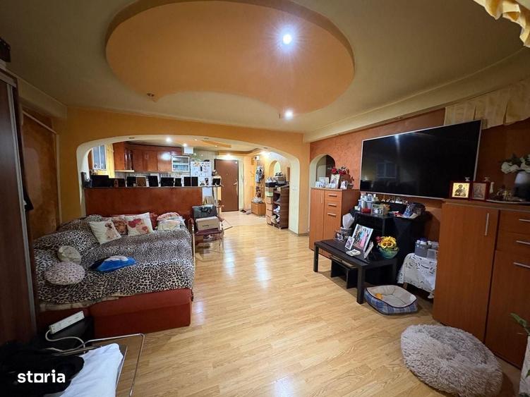 Apartament cu 3 camere semidecomandat în Vitan